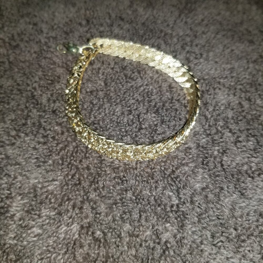 Really nice gold looking bracelet Costume jewelry